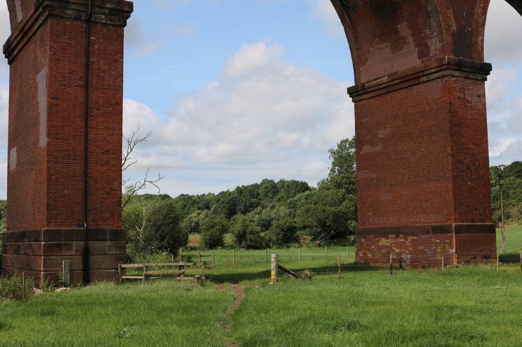 Ziegelviadukt in grüner Landschaft als Bild für das Vogtland