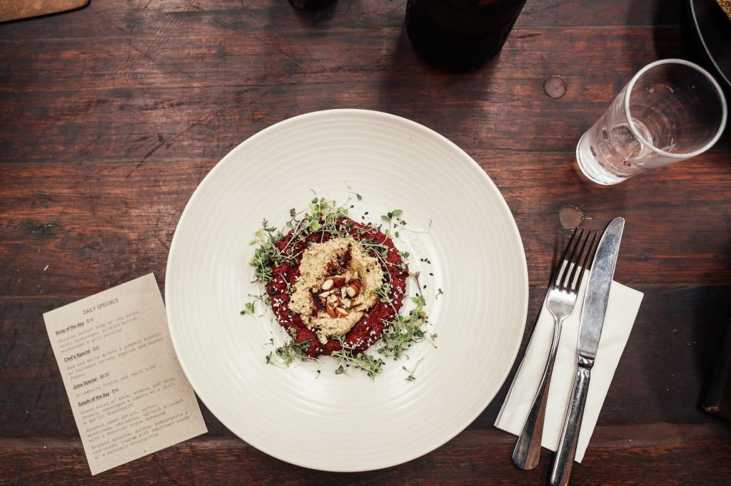 Vegetarischer Teller auf einem Restauranttisch